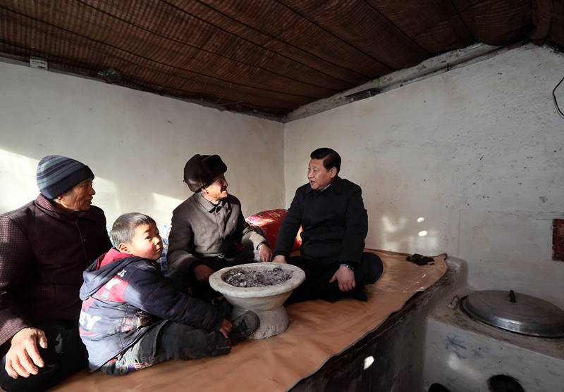 2012年12月30日，習近平在河北省阜平縣龍泉關鎮駱駝灣村看望唐榮斌老人一家。
