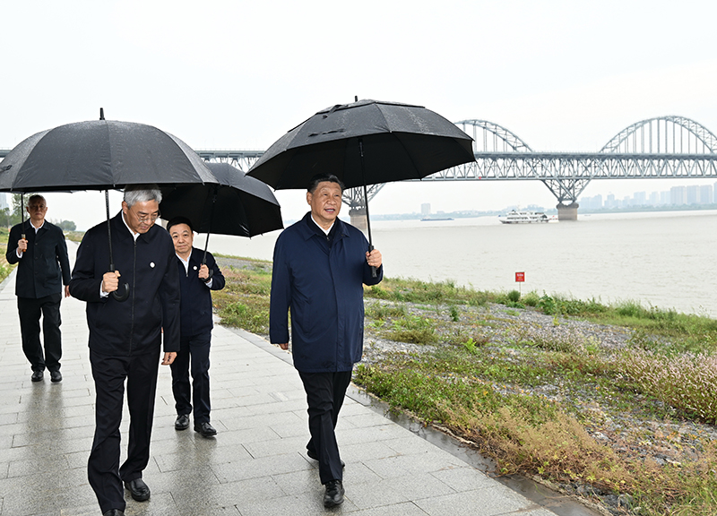 2023年10月10日，習近平總書記在江西長江國家文化公園九江城區段冒雨考察。