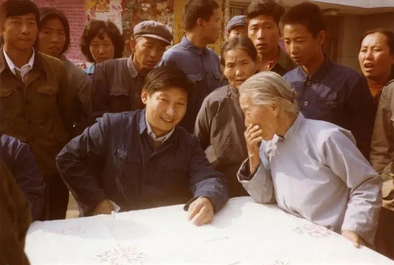 1983年，時任河北正定縣委書記的習近平，臨時在大街上擺桌子聽取老百姓意見。